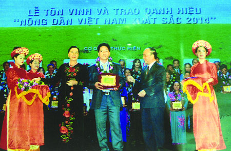 Anh Nguyễn Quang Trung nhận danh hiệu “Nông dân Việt Nam xuất sắc 2014” tại Lễ tôn vinh và trao danh hiệu này tổ chức tại Hà Nội ngày 11/10/2014.