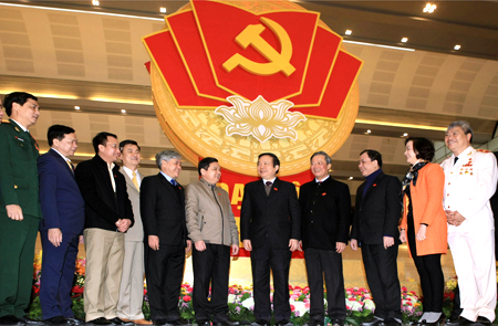 Các đại biểu tỉnh Yên Bái trao đổi bên lề Đại hội XII của Đảng.