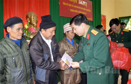 Lãnh đạo Bộ CHQS tỉnh tặng quà tết cho hộ nghèo xã Phan Thanh.
