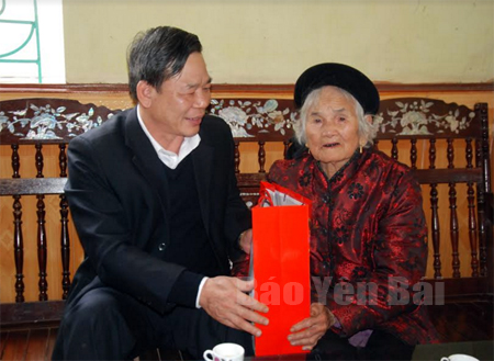 Đồng chí Hà Đức Hoan - Ủy viên Ban Thường vụ, Trưởng ban Tổ chức Tỉnh uỷ tặng quà cho Mẹ Việt Nam anh hùng Nguyễn Thị Lô.