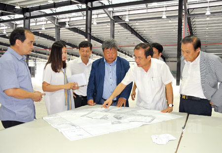 Đồng chí Tạ Văn Long - Ủy viên Ban Thường vụ Tỉnh ủy, Phó Chủ tịch Thường trực UBND tỉnh (thứ hai từ phải sang) giới thiệu quy hoạch các khu công nghiệp với nhà đầu tư.