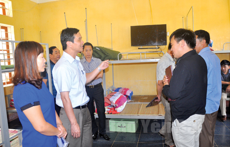 Đồng chí Dương Văn Tiến – Phó Chủ tịch UBND tỉnh kiểm tra phòng ở của học sinh bán trú sau sáp nhập tại Trường Phổ thông DTBT Tiểu học và THCS Púng Luông, huyện Mù Cang Chải.