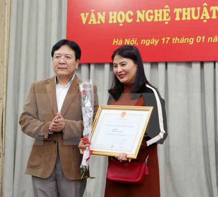 Thứ trưởng Bộ Văn hoá, Thể thao và Du lịch Vương Duy Biên trao giải A cho tác giả Phạm Phát.