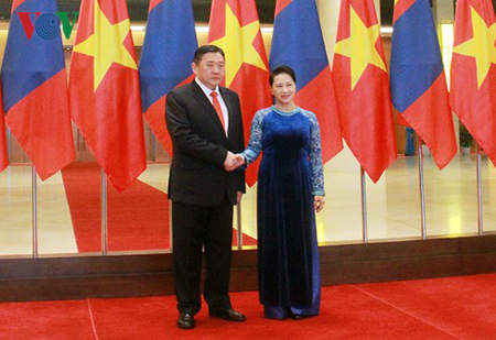 Chủ tịch Quốc hội Nguyễn Thị Kim Ngân đón Chủ tịch Quốc hội Mông Cổ Miyegombo Enkhbold.