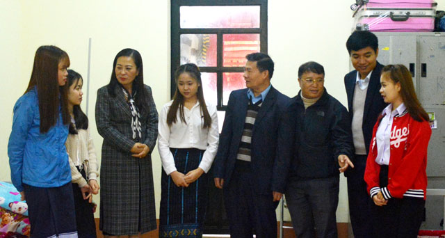 Äoà n cán bá» Äại sứ quán nưá»c CHDCND Là o thÄm khu ký túc xá há»c sinh Là o tại Trưá»ng Cao Äẳng Sư phạm Yên Bái.