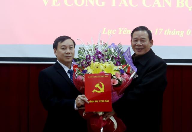 Đồng chí Hà Đức Hoan – Trưởng ban Tổ chức Tỉnh ủy trao Quyết định và tặng hoa chúc mừng đồng chí Hoàng Xuân Đán