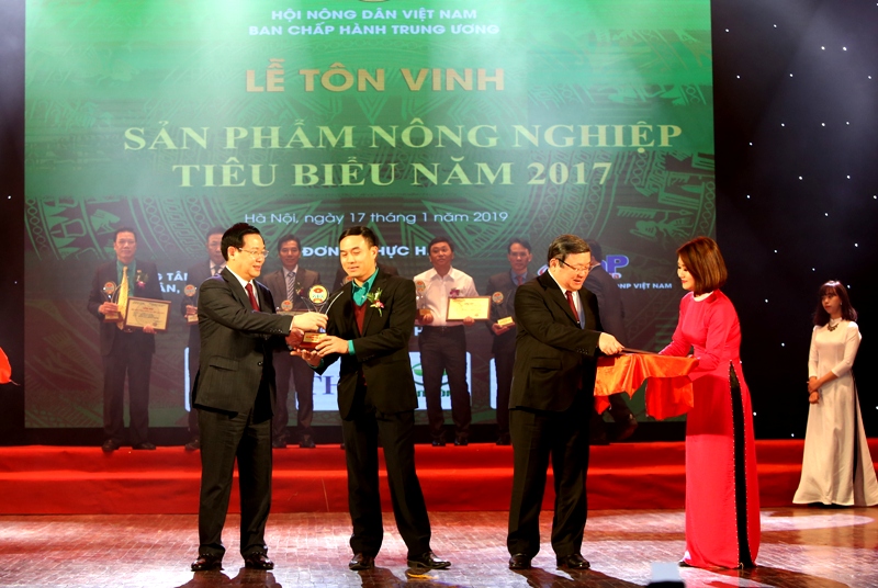 Phó Thủ tướng Vương Đình Huệ (trái) trao danh hiệu sản phẩm nông nghiệp tiêu biểu.