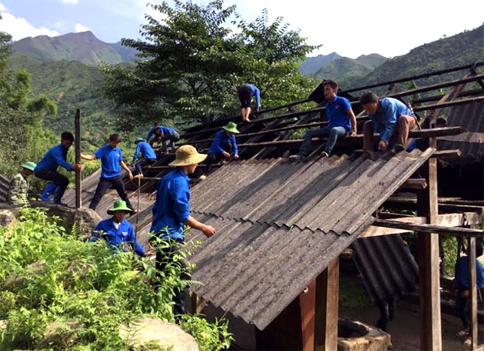 Đoàn viên thanh niên huyện Mù Cang Chải giúp nhân dân dựng nhà sau mưa lũ.