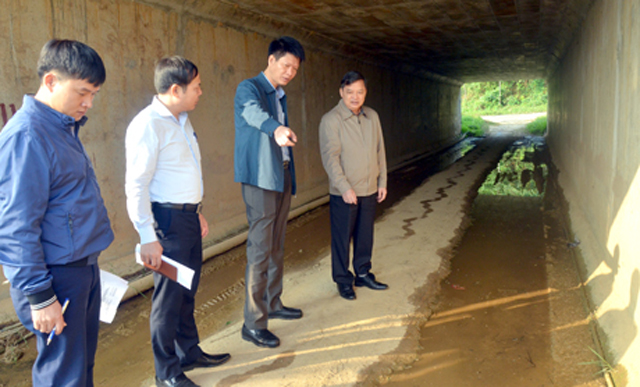 Äá»ng chà Dương VÄn Thá»ng - Phó Bà thư Thưá»ng trá»±c Tá»nh á»§y, Trưá»ng Äoà n Äại biá»u Quá»c há»i tá»nh khảo sát thá»±c Äá»a tại há» thá»ng cá»ng chui ÄÆ°á»ng cao tá»c Ná»i Bà i - Là o Cai qua Äá»a bà n huyá»n Trấn Yên.