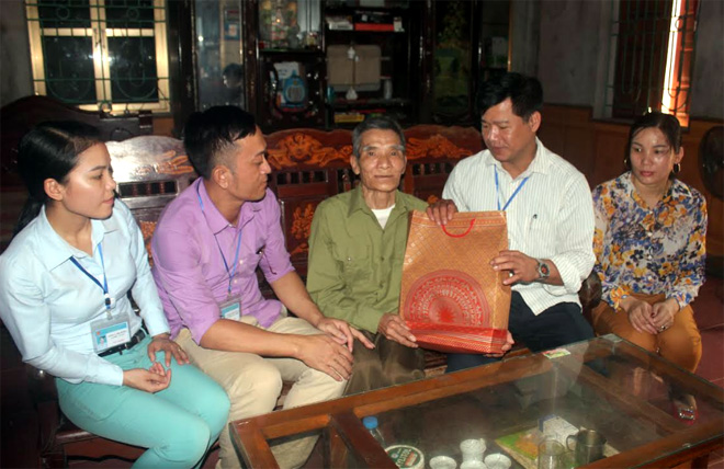 Lãnh đạo xã Đại Đồng, huyện Yên Bình, trao quà tết cho gia đình người có công trên địa bàn.