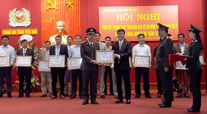 Đồng chí Nguyễn Chiến Thẳng - Phó chủ tịch UBND tỉnh trao bằng khen cho các tập thể và cá nhân đạt thành tích.