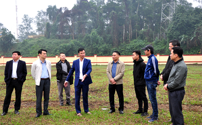 Đồng chí Dương Văn Tiến - Phó Chủ tịch UBND tỉnh kiểm tra thực địa tại khu vực tổ chức Lễ phát động Tết trồng cây.