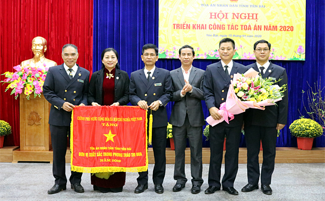 Tòa án Nhân dân tỉnh Yên Bái vinh dự được TAND Tối cao trao tặng Cờ thi đua đơn vị xuất sắc trong phong trào thi đua năm 2019.