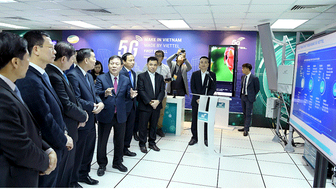 Thiếu tướng Lê Đăng Dũng, quyền Chủ tịch kiêm Tổng Giám đốc Viettel giới thiệu với các đại biểu hệ thống thiết bị gNodeB 5G