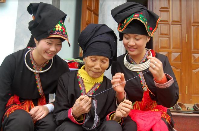 Phụ nữ Dao đều học thêu, may trang phục truyền thống của mình.