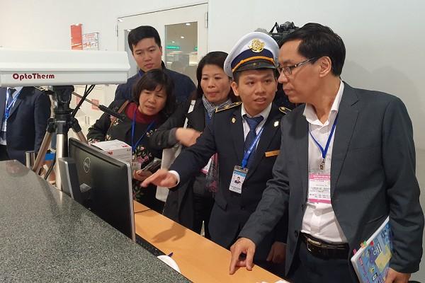 Thứ trưởng Bộ Y tế Đỗ Xuân Tuyên (bìa phải) dẫn đầu đoàn công tác Bộ Y tế kiểm tra việc phòng chống dịch viêm phổi cấp tại cửa khẩu sân bay Nội Bài sáng nay (21.1)