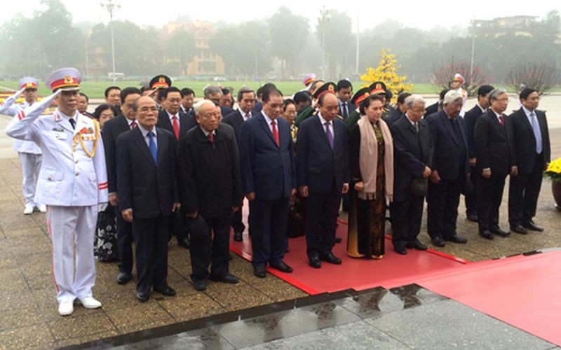 Đoàn lãnh đạo Đảng và Nhà nước vào Lăng viếng Chủ tịch Hồ Chí Minh.