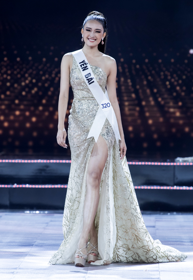 Trần Tâm Thanh trong phần trình diễn trang phục dạ hội tại chung kết Hoa hậu Hoàn vũ Việt Nam 2019.
