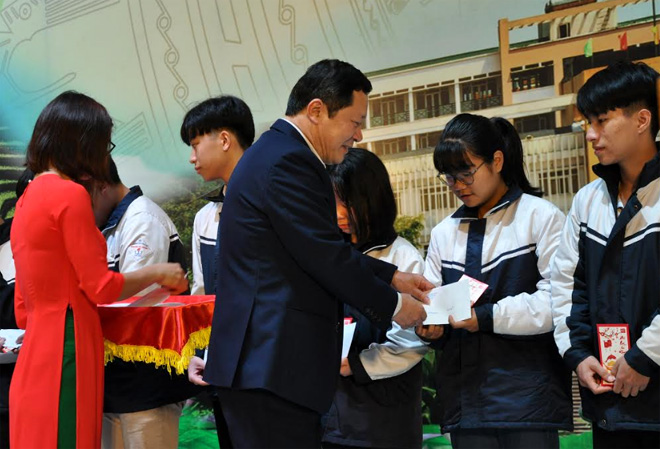 Đồng chí Vương Văn Bằng- Giám đốc Sở Giáo dục-Đào tạo tặng quà động viên các thí sinh tham dự kỳ thi chọn học sinh giỏi quốc gia năm học 2019 - 2020 khai mạc ngày 27/12/2019 vừa qua