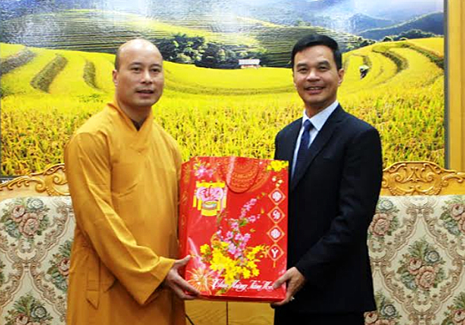 Đại đức Thích Minh Huy - Phó trưởng Ban Thường trực Ban Trị sự Giáo hội Phật giáo tỉnh chúc tết UBND tỉnh.