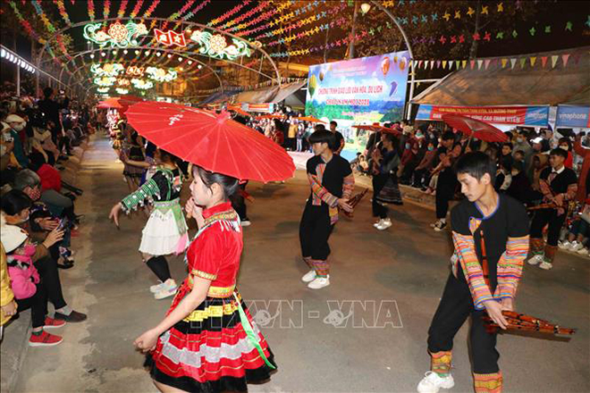 Trình diễn đường phố trang phục đặc sắc của dân tộc Mông ở Than Uyên (Lai Châu).