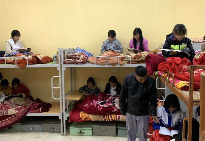 Học sinh bán trú Trường PTDTBT THCS Lý Tự Trọng, huyện Mù Cang Chải được giữ ấm và tổ chức ôn bài trong phòng ở.