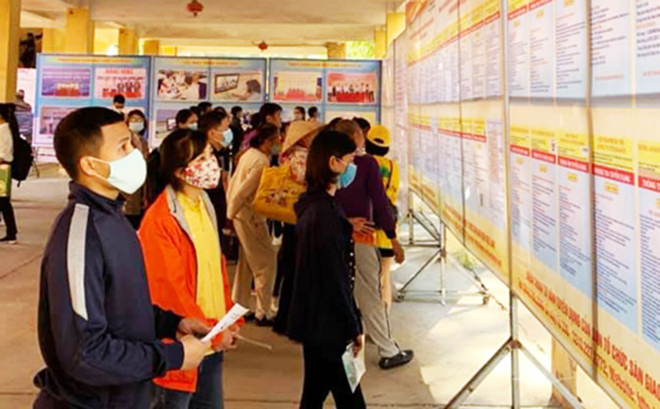 Người lao động tìm hiểu việc làm tại Phiên giao dịch việc làm của Trung tâm Dịch vụ việc làm Hà Nội.