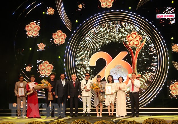 Đại diện Ban tổ chức trao giải thưởng Mai Vàng 2020 ở hạng mục tác phẩm và chương trình truyền hình.