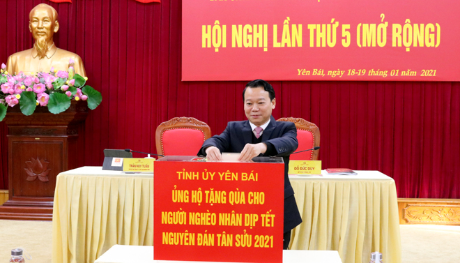 Ngày 18/1, tại Hội nghị Ban Chấp hành Đảng bộ tỉnh Yên Bái lần thứ 5 (mở rộng), đồng chí Bí thư Tỉnh ủy Đỗ Đức Duy đã kêu gọi ủng hộ Tết cho người nghèo. Ảnh: Đồng chí Bí thư Tỉnh ủy ủng hộ tết cho người nghèo tại Hội nghị  (Ảnh: Thanh Chi)