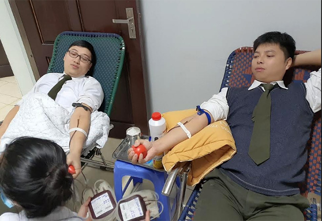Hai Bí thư Đoàn: Đại úy Phạm Minh Tuấn và Thượng úy Đỗ Thanh Hoàn (Công an tỉnh Yên Bái) tham gia hiến máu cứu bệnh nhân La Thị Lịch tại BVĐK tỉnh.