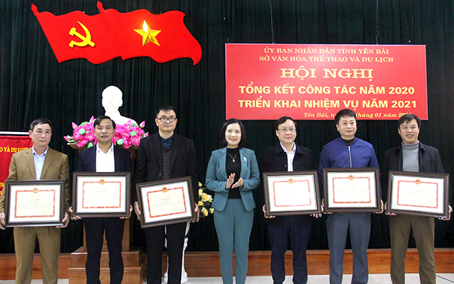 Thừa ủy quyền của Bộ VHTTDL, đồng chí Lê Thị Thanh Bình – Giám đốc Sở VHTTDL tặng bằng khen cho các tập thể, cá nhân có thành tích xuất sắc trong sự nghiệp phát triển VHTTDL năm 2020.