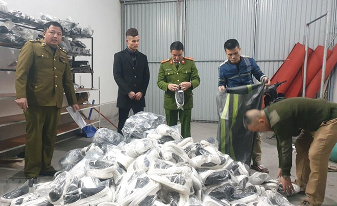 Lực lượng chức năng phát hiện thu giữ các sản phẩm quần áo, giầy dép lậu tại Hải Dương.