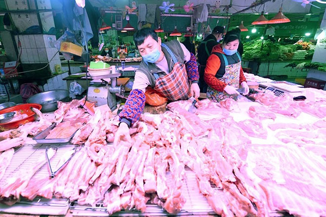 Một sạp bán thịt lợn ở chợ Nam Ninh, Trung Quốc.