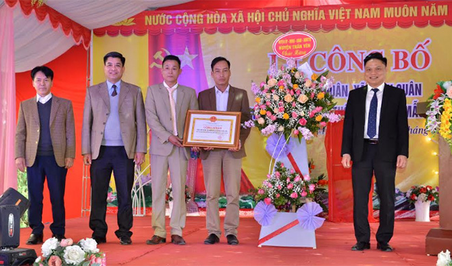 Lãnh đạo huyện Trấn Yên tặng hoa chúc mừng và trao bằng công nhận đạt chuẩn NTM mới kiểu mẫu cho thôn Đức Quân.