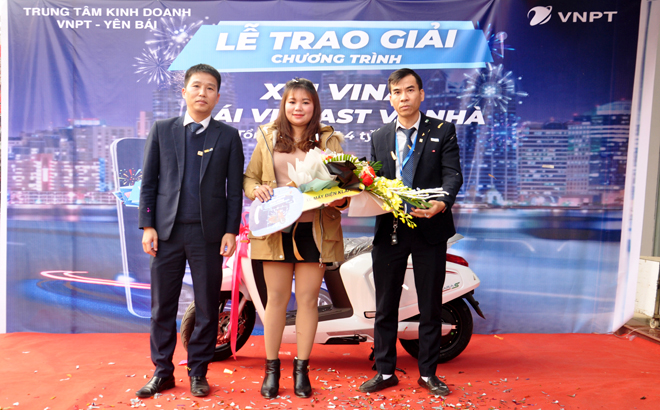 Trung tâm Kinh doanh VNPT Yên Bái trao thưởng chiếc xe máy điện Vinfast Klara S cho chị Đặng Thị Phấy, xã Đại Sơn, huyện Văn Yên.