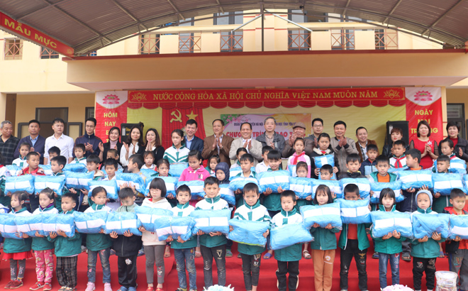 Lãnh đạo Hội Khuyến học tỉnh và các nhà hảo tâm trao tặng áo phao ấm cho các em học sinh Trường TH&THCS số 1 Lương Thịnh.