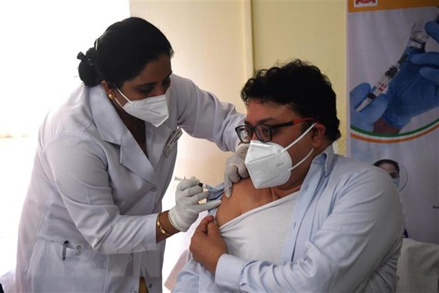 Nhân viên y tế được tiêm vắcxin phòng COVID-19 tại New Delhi, Ấn Độ, ngày 16/1/2021.