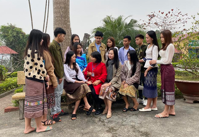 Giáo viên Trường Cao đẳng Y tế Yên Bái động viên, hướng dẫn các em học sinh Lào chuẩn bị đón tết Việt.