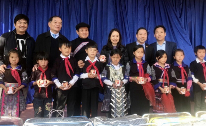 Đại biểu Quốc hội (ĐBQH) Lê Thanh Vân (thứ 2 từ phải sang), ông Đoàn Ngọc Hải (thứ 3) và ĐBQH Lưu Bình Nhưỡng cùng tặng sữa đặc có đường và áo ấm mùa đông cho học sinh Trường tiểu học và trung học cơ sở Dế Xu Phình
