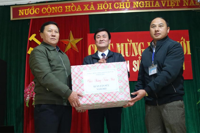 Phó Chủ tịch UBND tỉnh Nguyễn Chiến Thắng tặng quà chúc tết UBND xã Phình Hồ.