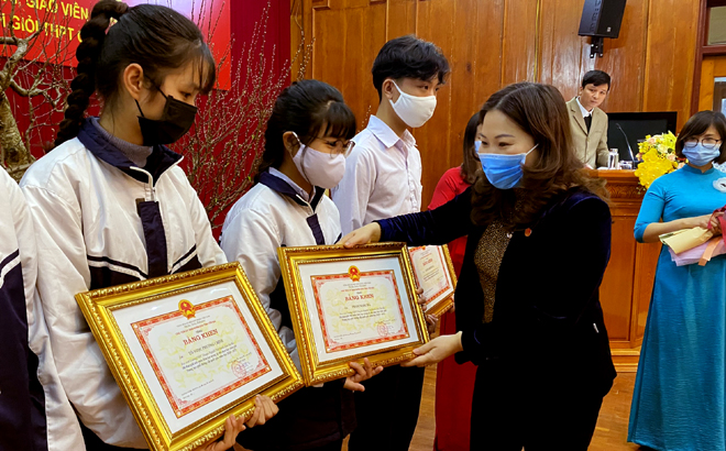 Phó Chủ tịch UBND tỉnh Yên Bái Vũ Thị Hiền Hạnh trao bằng khen cho 26 học sinh đoạt giải.