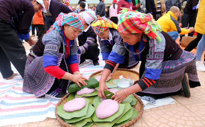 Participants at the banh day pounding competition.