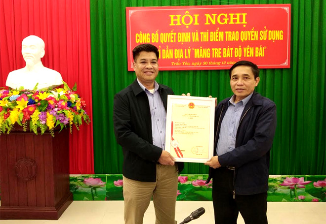 The Intellectual Property Office’s certificate for the geographical indication of “Mang tre Bat Do” (Bat Do bamboo shoots) is handed over.