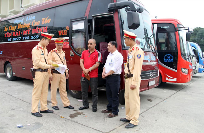 Traffic police strengthens the examination of coaches serving travelling demand of people during the Lunar New Year (Tet) holiday.