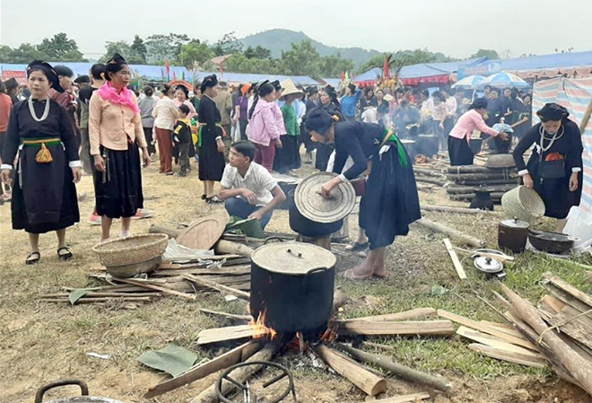 A cake cooking competition at the first festival of the Muong ethnic minority group in Muong Lai commune draws numerous visitors