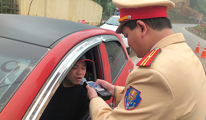 Lực lượng cảnh sát giao thông Công an tỉnh Yên Bái kiểm tra nồng độ cồn người điều khiển phương tiện giao thông. (ảnh minh họa)