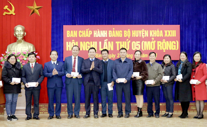 Lãnh đạo huyện Yên Bình khen thưởng các tập thể, cá nhân có thành  xuất sắc trong thực hiện nhiệm vụ chính trị năm 2020.