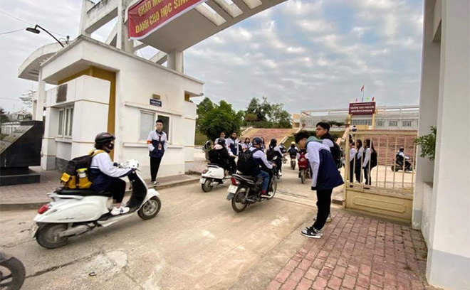 Trường THPT Chuyên Nguyễn Tất Thành luôn đảm bảo trật tự an toàn giao thông tại khu vực cổng trường.