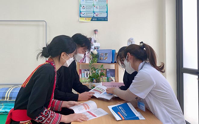 Trường Phổ thông Dân tộc nội trú THPT m88 com cho học sinh ở lại trường trong dịp tết Dương lịch để đảm bảo phòng, chống dịch COVID-19. Ảnh: Cán bộ y tế nhà trường tuyên truyền các biện pháp phòng, chống dịch Covid-19 cho học sinh. (Ảnh: Thanh Ba)