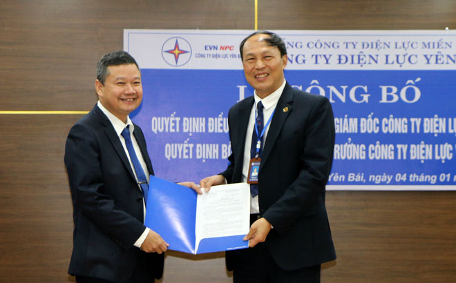 Đồng chí Cao Bình Định - Giám đốc Công ty Điện lực Yên Bái (phải) trao Quyết định điều động và bổ nhiệm đồng chí Vũ Duy Khương giữ chức Phó Giám đốc Công ty.
